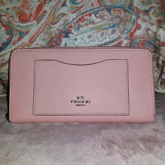 Coach Handbags - NWT COACH zip accordian wallet
